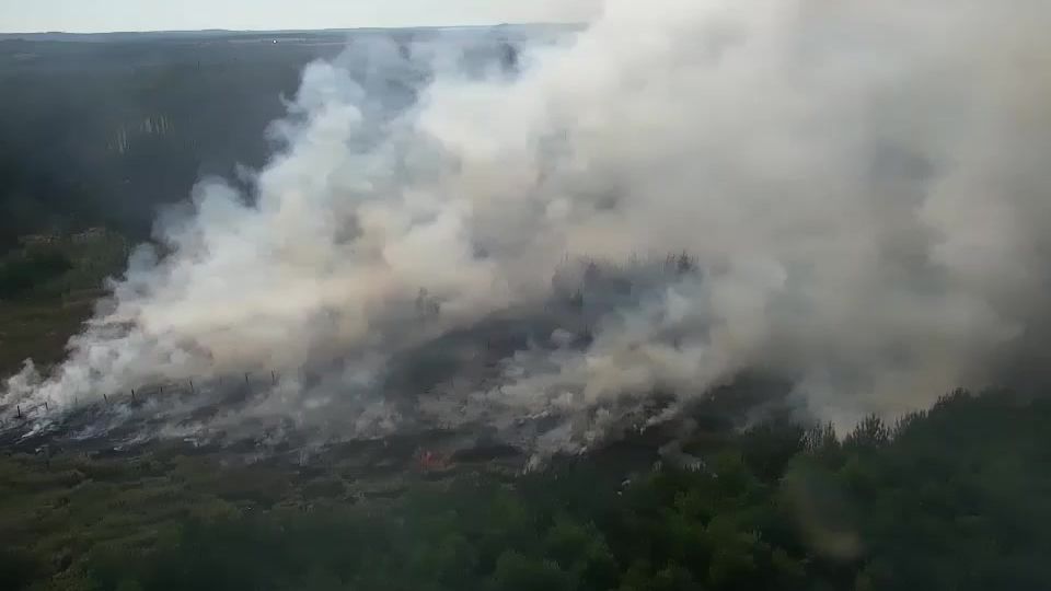 Video: Obří požár na Písecku. Hasit se bude ještě dny, pět hasičů se zranilo